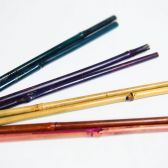嚴選天然孟宗竹製作,韌性強不易斷,加上特殊防霉塗層,為您細心愛護的花朵作上點綴,天然材質可分解,愛護地球做環保,林一成的竹花棒,是您最好的選擇 花棒-原竹含節帶青皮染色-短